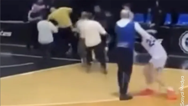 Ein Elternteil attackiert einen türkischen Spieler während eines Spiels der Europäischen Jugendbasketballliga in Italien