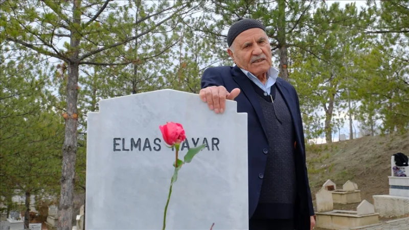 Çorum mieste 84 metų İbrahim Kayar kiekvieną vasario 14 d. su raudonomis rožėmis eina prie savo žmonos, kurios neteko prieš 10 metų, kapo