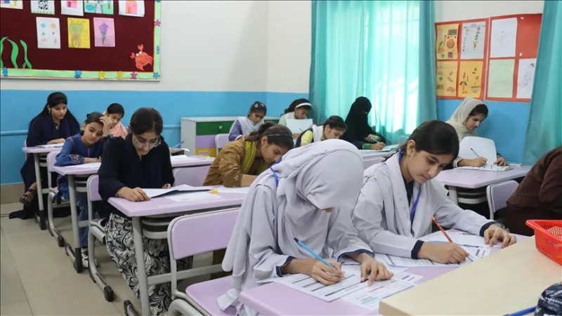Přijímacích zkoušek pořádaných TMV v Pákistánu se zúčastnilo více než 6 500 studentů.