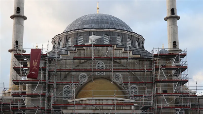 Ermittlungen wegen Drohanrufen in der Eyüp Sultan Moschee in Frankreich eingeleitet