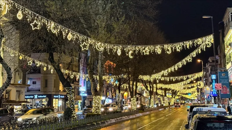 In Fatih wurde die Fevzipaşa-Straße für den Ramadan geschmückt