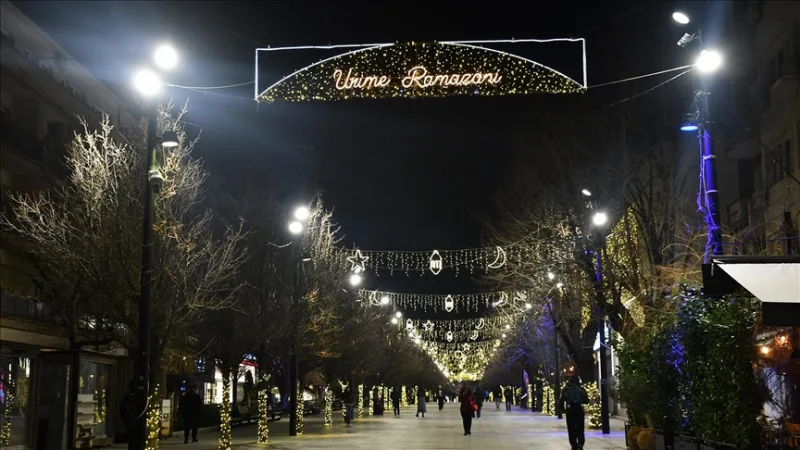 Hlavné mesto Kosova Priština vyzdobené na ramadán