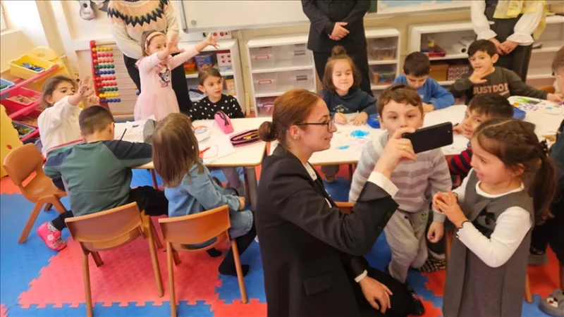 Video, na ktorom sa deti z materskej školy v Kastamonu pozdravujú s miestnymi obchodníkmi, vzbudilo veľký záujem