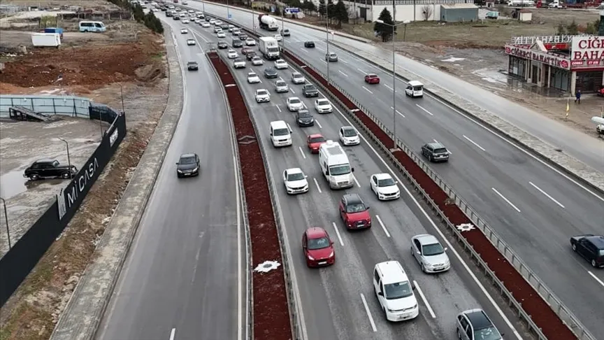 Ľudia vracajúci sa zo sviatočných prázdnin spôsobili v Kırıkkale hustú premávku