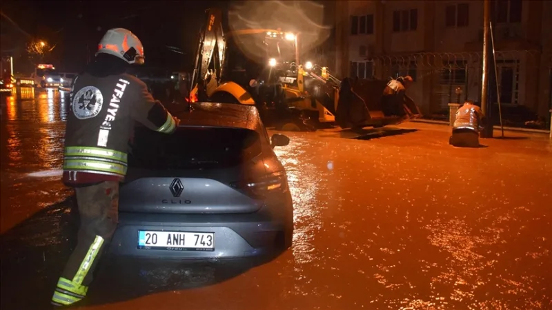 Silné lijáky v Manise negativně ovlivnily běžný život