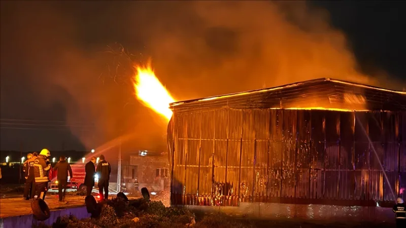 In Osmaniye wird ein Brand in einer Papierfabrik bekämpft