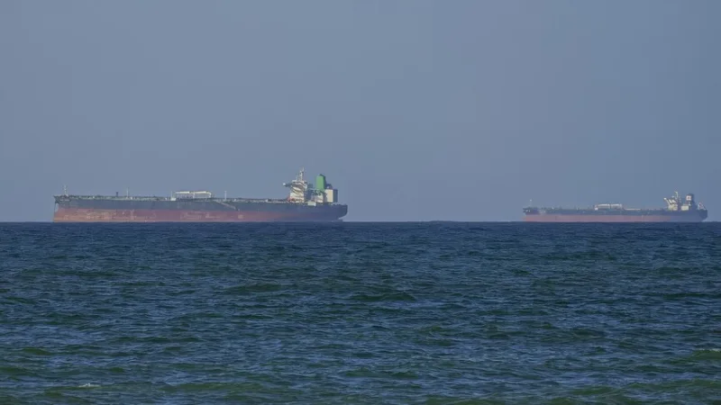 Танкер под пакистанским флагом, перевозивший сырую нефть из Объединенных Арабских Эмиратов, прошел через Ормузский пролив