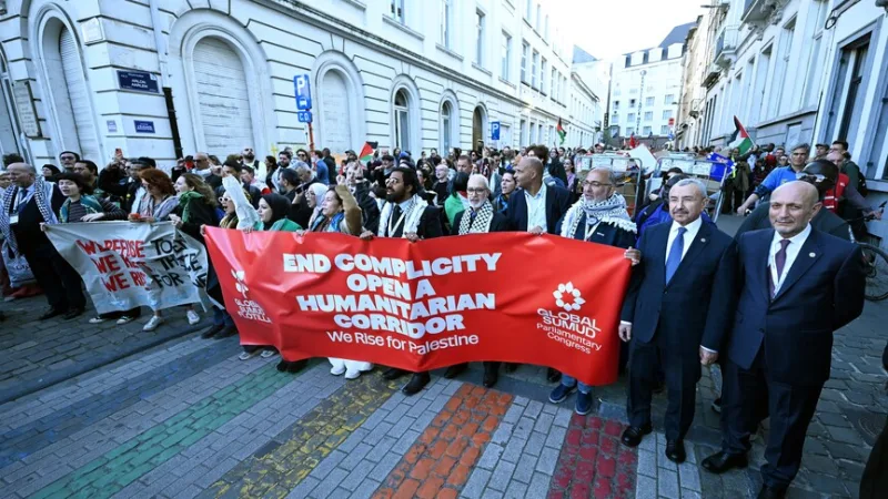Uczestnicy kongresu Sumud w Brukseli zorganizowali akcję protestacyjną przed budynkiem Parlamentu Europejskiego