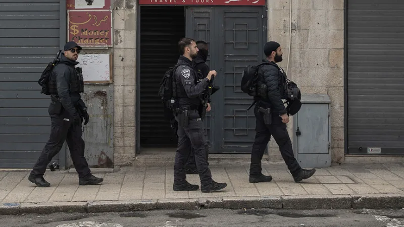 اعتقلت الشرطة الإسرائيلية يهوديًا كان يرتدي كيباه عليها علمي فلسطين وإسرائيل، وقامت بتمزيق علم فلسطين