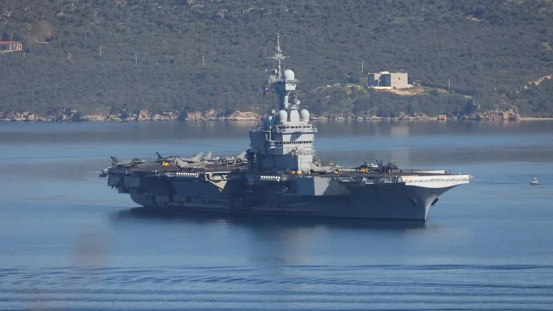Il a été annoncé que le porte-avions français Charles de Gaulle avait été déployé en mer Rouge